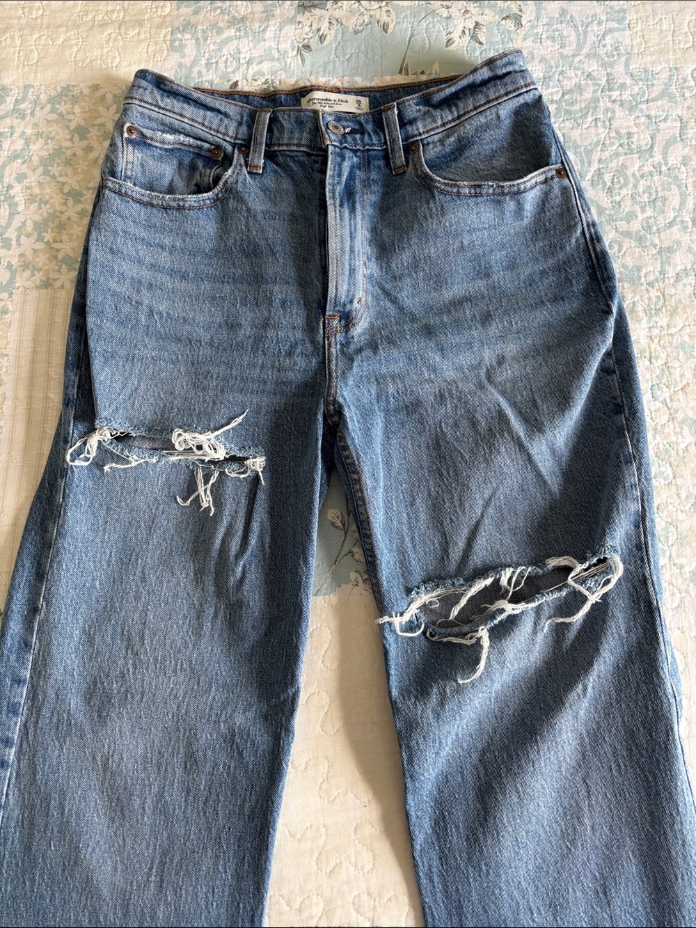 ABERCROMBIE & FITCH ‘90’s Relaxed Jeans in Size 28/6R
